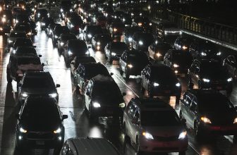 Het Amerikaanse ministerie van Transport verdubbelt de inzet van gas en verlaagt de normen voor brandstofefficiëntie