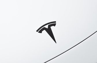 Tesla stopt met het gebruik van ‘Autopilot’ om zijn elektrische voertuigen in Californië te promoten