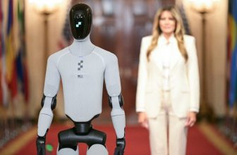 Robot begeleidt Melania Trump naar de technische functie van het Witte Huis